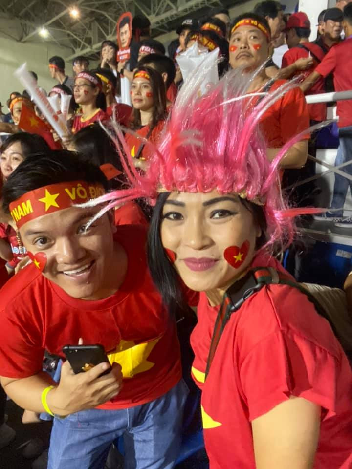 Trên trang cá nhân ca sĩ Phương Thanh chia sẻ: "Sau trận đấu, mọi người lao nhanh ra sân bay về Việt Nam. Làm thủ tục bằng tay, thủ công xong bị trễ quá 1h30 đêm. Sân bay đóng cổng không bay được".