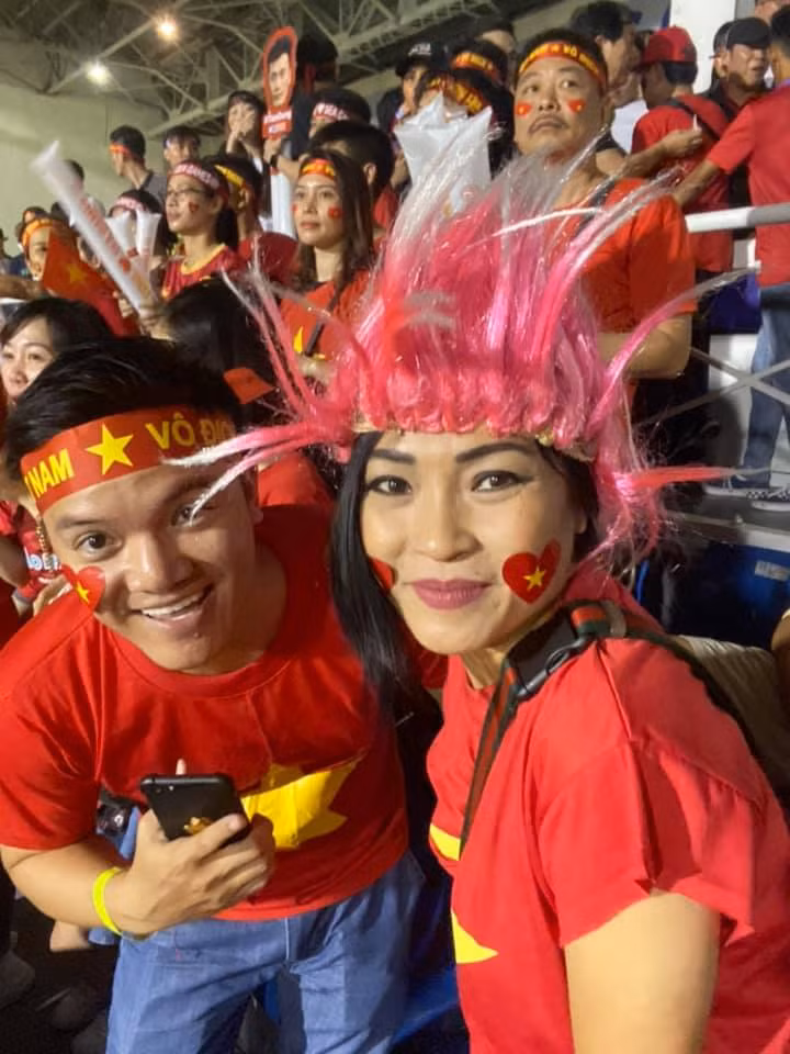 Trên trang cá nhân ca sĩ Phương Thanh chia sẻ: "Sau trận đấu, mọi người lao nhanh ra sân bay về Việt Nam. Làm thủ tục bằng tay, thủ công xong bị trễ quá 1h30 đêm. Sân bay đóng cổng không bay được".