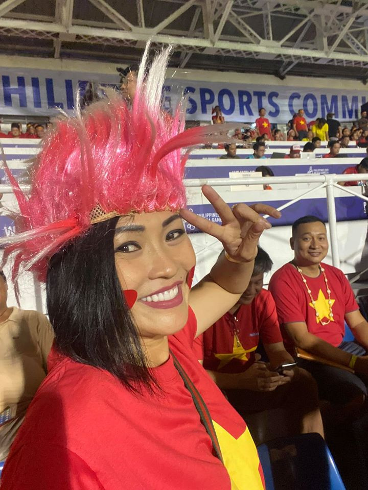 Vỡ òa trước chiến thắng của đội tuyển Việt Nam, tuy nhiên các nghệ sĩ cũng có kỷ niệm khó quên khi bị trễ chuyến bay trở về Việt Nam, phải vạ vật tại sân bay trong đêm.