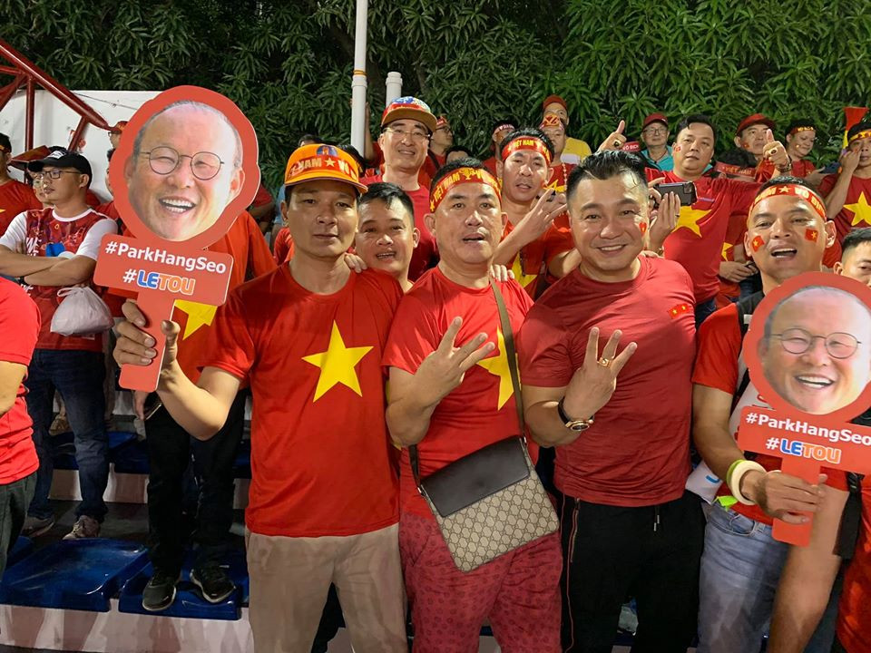 Các nghệ sĩ hòa chung niềm vui với đoàn cổ động viên chúc mừng đội tuyển Việt Nam.