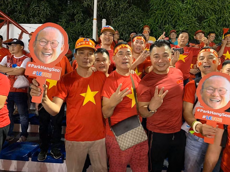 Các nghệ sĩ hòa chung niềm vui với đoàn cổ động viên chúc mừng đội tuyển Việt Nam.