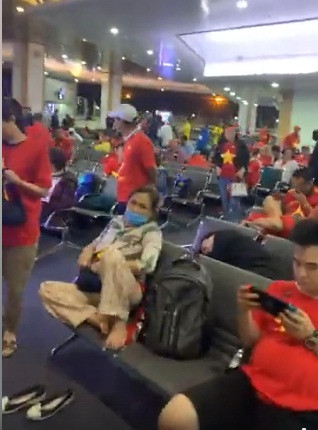 Nam danh hài chia sẻ clip đoàn cổ động viên vạ vật ở sân bay kèm chia sẻ: "Không lưu sân bay không hoạt động nên bão tại chỗ".