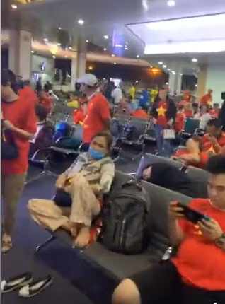 Nam danh hài chia sẻ clip đoàn cổ động viên vạ vật ở sân bay kèm chia sẻ: "Không lưu sân bay không hoạt động nên bão tại chỗ".