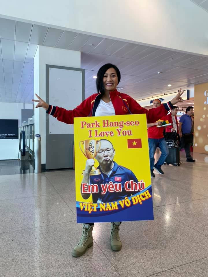 "Tất cả cổ động viên từ vé VIP đến thường nằm la liệt ngay sân bay chợp mắt, đợi tới sáng bay về. Ai cũng vui vẻ và có một chị đại gia nói vui, lần đầu tiên được ngủ ở sân bay không giường chiếu, nệm, gối mà vui thật. Đấy tinh thần mà vui năng lượng khỏe mạnh, chẳng có gì phải suy nghĩ nữa HCV rồi mọi người ơi".