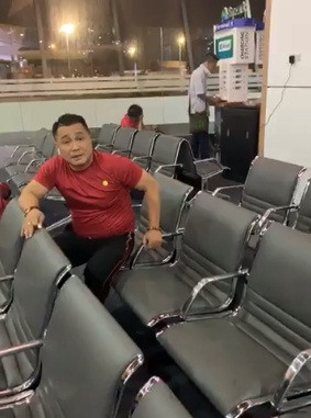 Diễn viên Lỳ Hùng chờ đợi bay về Việt Nam. Tuy mệt mỏi nhưng nam diễn viên vẫn vui mừng trước thành tích tuyệt vời của đội tuyển Việt Nam.