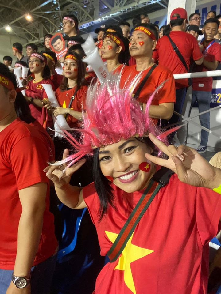 Tối qua, Phương Thanh, Lý Hùng, Nhật Cường đã có mặt tại Philippines cổ vũ U22 Việt Nam ở trận chung kết Sea Games 30.