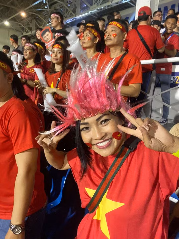 Tối qua, Phương Thanh, Lý Hùng, Nhật Cường đã có mặt tại Philippines cổ vũ U22 Việt Nam ở trận chung kết Sea Games 30.