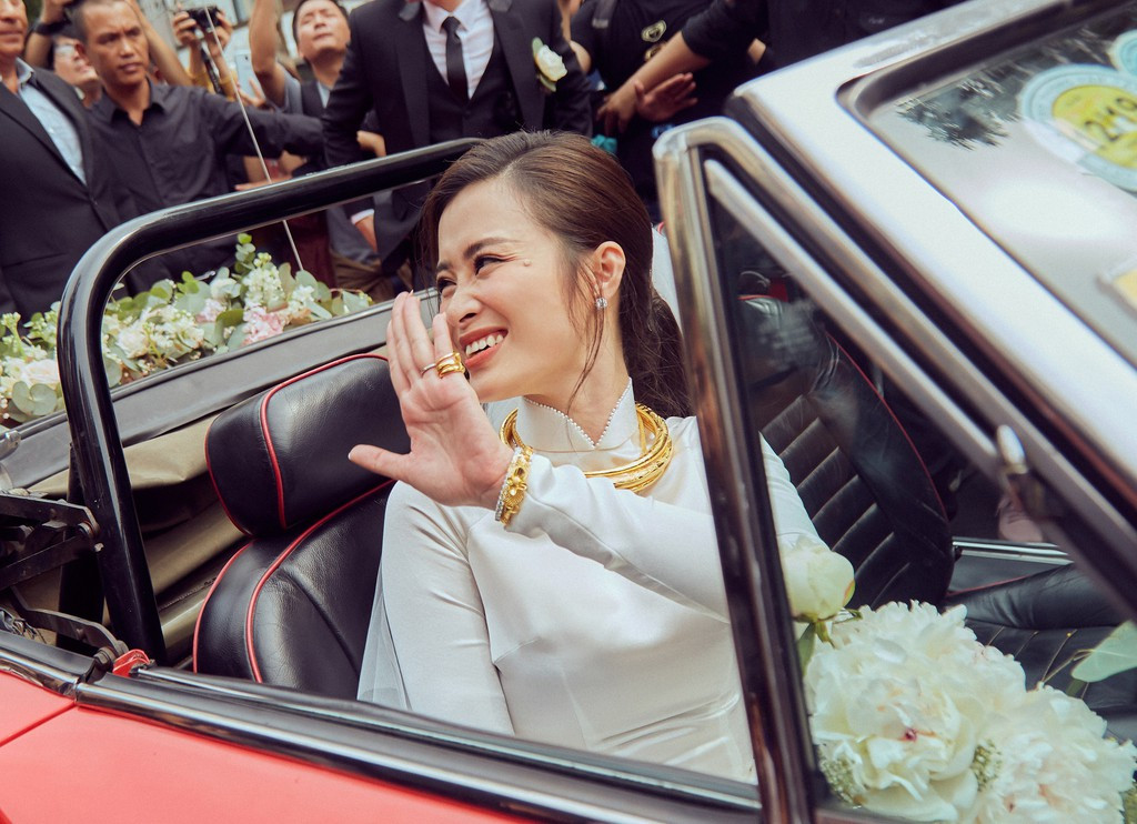 Đông Nhi cười tươi chào người hâm mộ và bạn bè trước khi về nhà chồng.