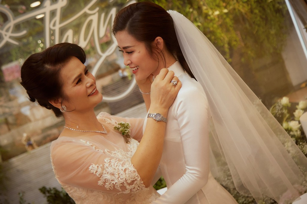 Cô dâu Đông Nhi xinh đẹp trong tà áo dài trắng. Nữ ca sĩ hạnh phúc chụp hình cùng người thân. Dàn khách mời dự lễ cưới của Đông Nhi gồm 500 người sẽ xuất phát từ sân bay Tân Sơn Nhất tới Phú Quốc vào sáng 9/11. Họ ở lại đó tới chiều ngày 10/11 thì di chuyển về TP.HCM.