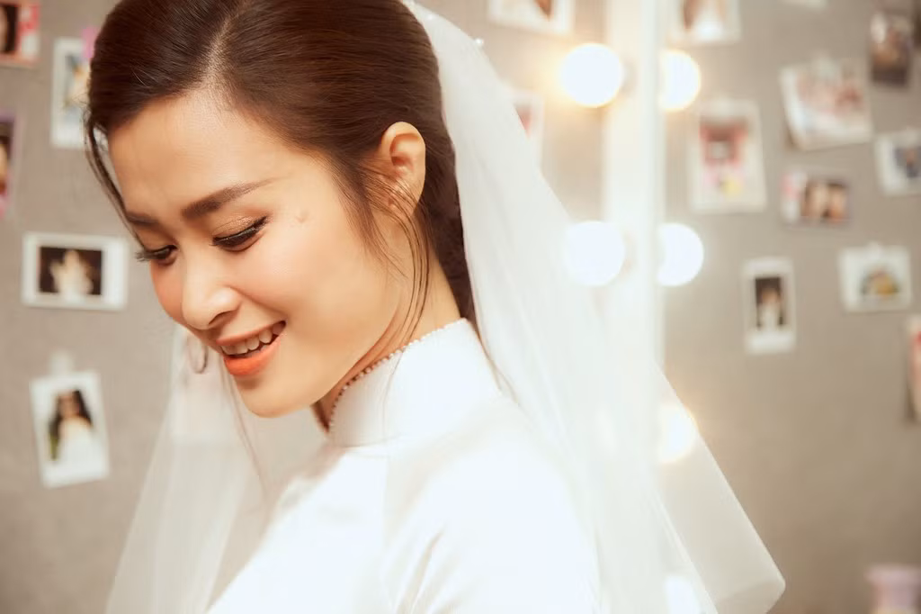 Dàn phù dâu của Đông Nhi là Khổng Tú Quỳnh và các thành viên trong nhóm nhạc LipB. Trong khi đó, Song Luân và nhóm nhạc UNI5 là phù rể.