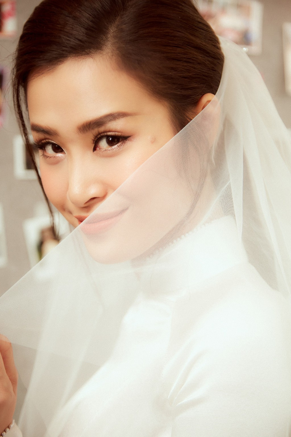 Theo một nguồn tin, nhân vật chính thuê 10 căn biệt thự cho gia đình và những phòng nghỉ sang trọng nhất cho bạn bè, đồng nghiệp.