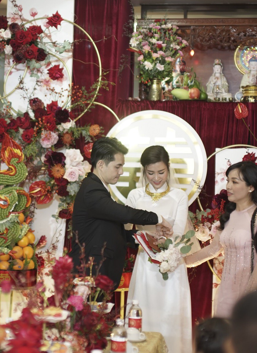 Đông Nhi, Ông Cao Thắng nhận của hồi môn từ gia đình. Ngay sau khi hoàn thành đám hỏi, cặp đôi di chuyển ra sân bay để tới Phú Quốc.