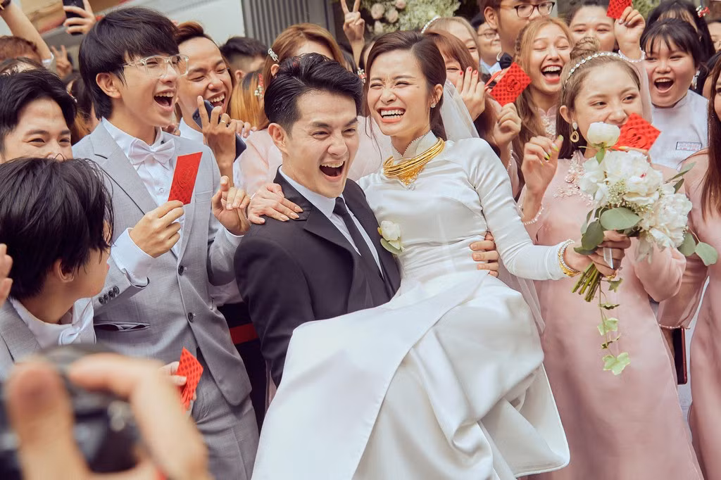 Khoảnh khắc hạnh phúc của cặp đôi bên dàn phù dâu, phù rể và người hâm mộ. Trong suốt buổi lễ, Ông Cao Thắng không giấu nổi sự hạnh phúc. Anh cười tươi và cùng dàn phù rể tạo dáng trước khi xuất phát sang nhà gái. Trong khi đó, Đông Nhi và người thân bật khóc trong giây phút quan trọng.