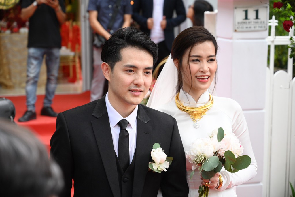 Cận cảnh bộ trang sức bằng vàng, kim cương của Đông Nhi. Trong đám hỏi, Đông Nhi tâm sự cô vui và hạnh phúc khi bắt đầu vai trò mới. Hai giọng ca cúi gập người cảm ơn truyền thông, người hâm mộ đã ủng hộ trong ngày trọng đại.