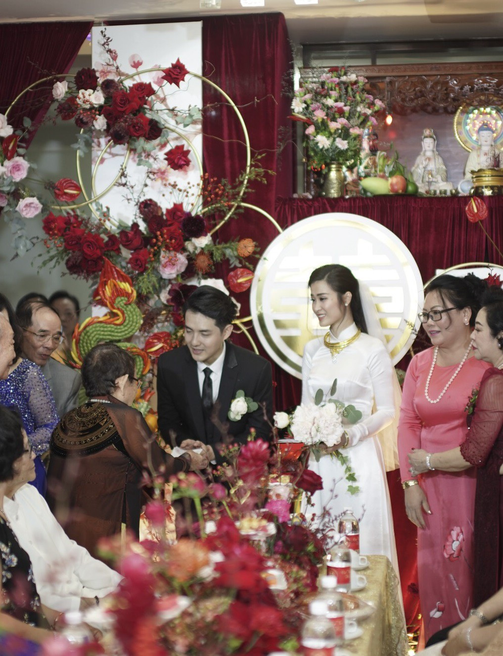 Lễ cưới Đông Nhi - Ông Cao Thắng diễn ra tối 9/11 với sự tham gia của 500 khách mời, trong đó có khoảng 200 người nổi tiếng.