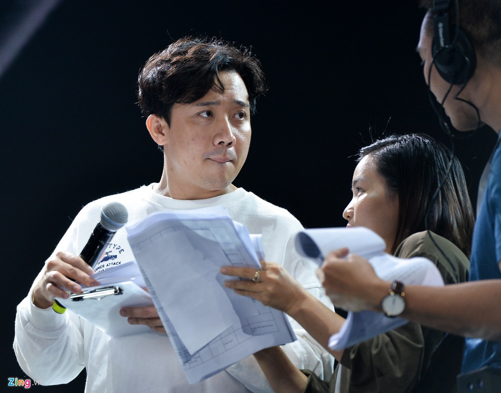 Trên sân khấu, Trấn Thành liên tục tạo không khí thoải mái cho thí sinh bằng lối dẫn dắt duyên dáng, hài hước. Ở phần đọc câu hỏi ứng xử cho thí sinh top 3 (giả định), Trấn Thành thay tên các giám khảo thành Anh Đức, Long Nhật... Lối dẫn của anh tạo được tinh thần vui tươi, thoải mái cho các thí sinh. Ông xã Hari Won thậm chí trêu chọc Thu Minh khi đàn chị cho biết quên lời bài hát.