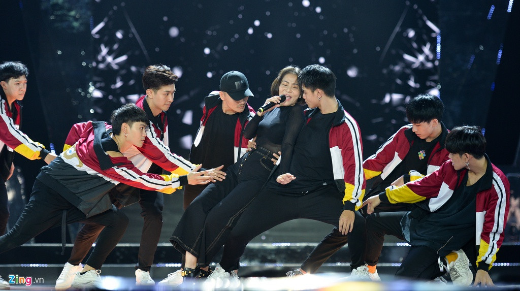 Nữ ca sĩ xuất hiện với trang phục xuyên thấu, khoe vòng một gợi cảm. Cô biểu diễn ca khúc Diva được phát hành cách đây không lâu. Nữ ca sĩ có nhiều động tác vũ đạo đẹp mắt bên dàn vũ công. Theo nữ ca sĩ, qua ca khúc Diva, cô muốn truyền tải đến các thí sinh thông điệp tự tin, hãy là chính mình.