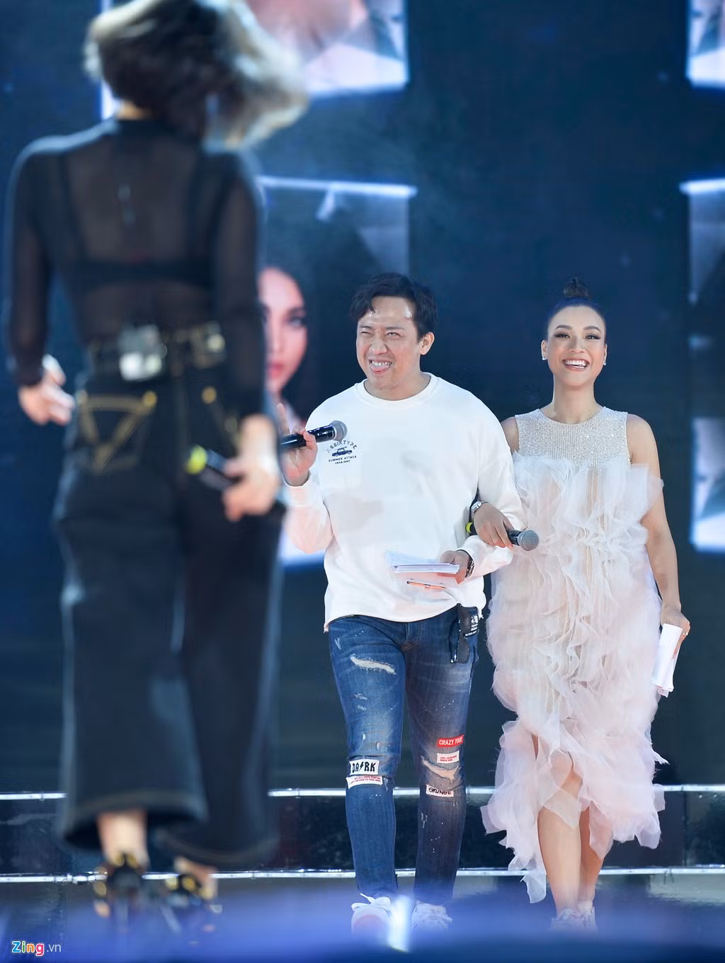 Nữ MC cho biết thời điểm cô thi Hoa hậu phụ nữ Việt Nam qua ảnh năm 2012 chưa có nhiều cuộc thi. Hiện tại, cô đã quá tuổi nên đành tiếc nuối nhìn đàn em thử sức ở đấu trường nhan sắc quốc tế.