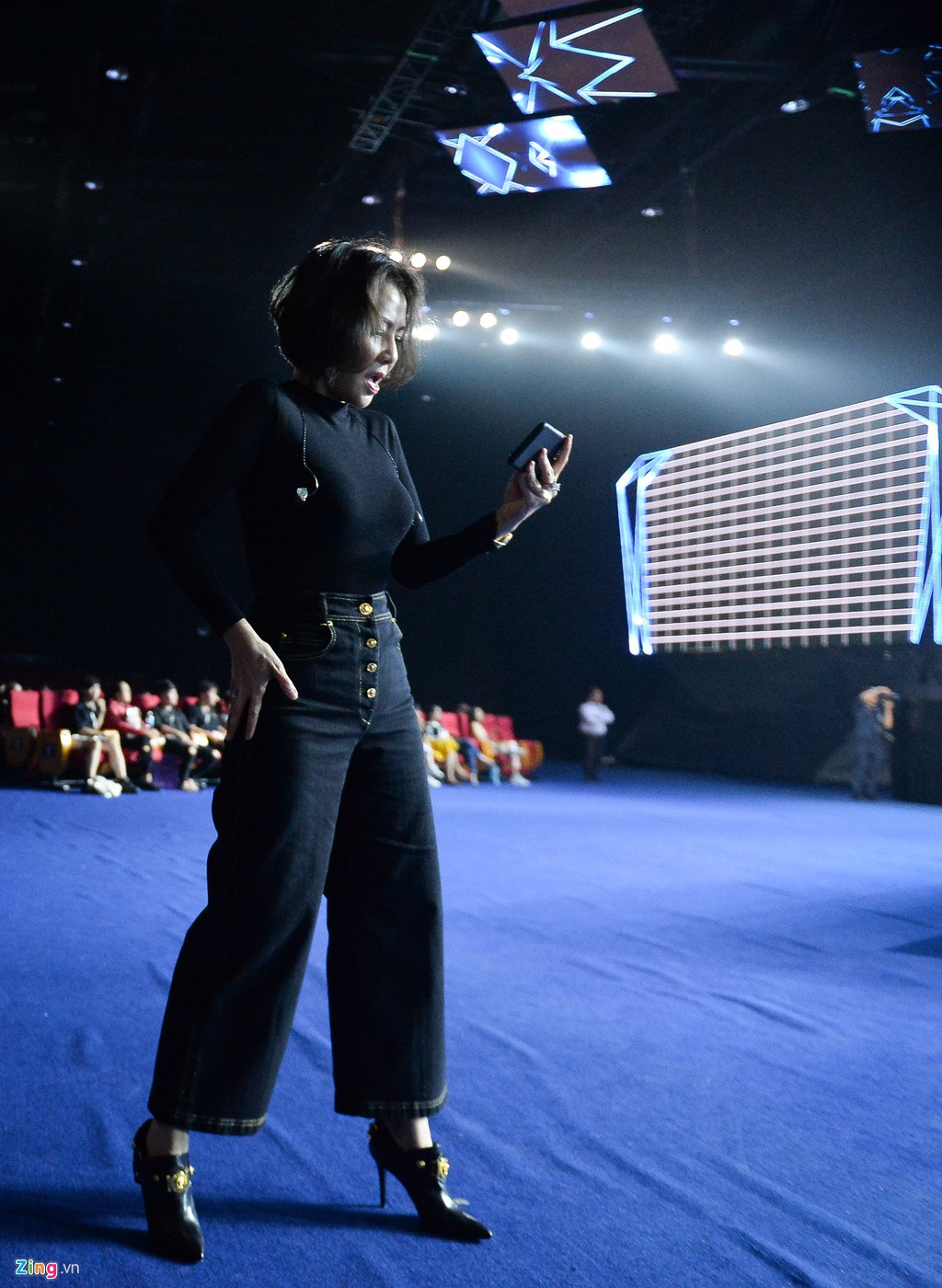 "Đối với tôi thật khó để chọn ra thí sinh nào tốt nhất. Các thí sinh đều như những bông hoa muôn màu muôn vẻ và có sự cá tính của tuổi trẻ", nữ ca sĩ nói thêm.