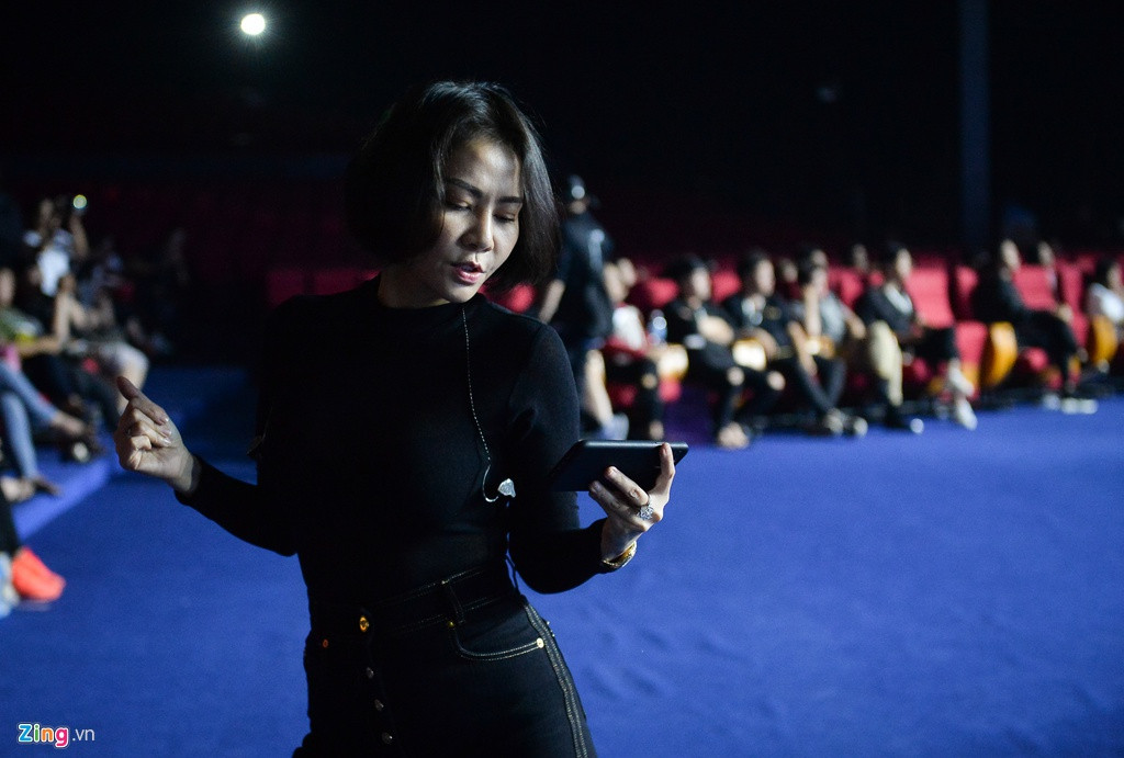 Nữ ca sĩ xem lại tiết mục để tập luyện vũ đạo, khớp sân khấu.