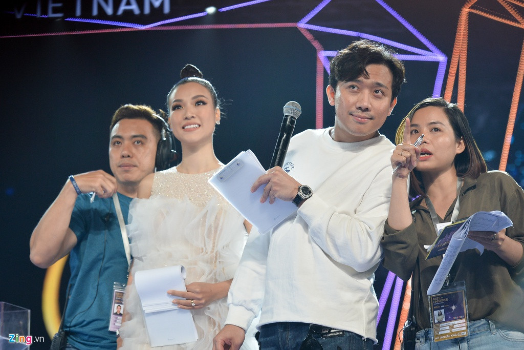 Trấn Thành và Hoàng Oanh đảm nhận vai trò MC cho chương trình. Đây là chương trình đầu tiên Hoàng Oanh dẫn dắt kể từ khi cô tổ chức lễ cưới. Hôn lễ của cô và chồng người Mỹ là Jack diễn ra vào 1/12. Từ 4/12, cô cùng gia đình chồng tới Nha Trang để thực hiện công việc kết hợp nghỉ dưỡng, du lịch.