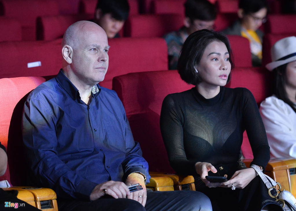 Thu Minh và Trọng Hiếu là 2 ca sĩ biểu diễn trong đêm chung kết Hoa hậu Hoàn vũ Việt Nam diễn ra tại Nha Trang vào tối 7/12. Nữ ca sĩ cùng chồng và ê-kíp tới địa điểm diễn ra chương trình để tập luyện và duyệt sân khấu từ ngày 6/12. Trong suốt thời gian buổi tổng duyệt diễn ra từ 16h tới đêm, ông xã đều đồng hành và theo dõi các phần trình diễn của giọng ca Bay.