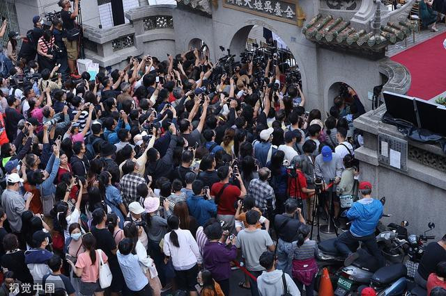 Đám cưới Lâm Chí Linh thu hút đông đảo phóng viên và người hâm mộ tập trung theo dõi bên ngoài bảo tàng Nghệ thuật Đài Nam.