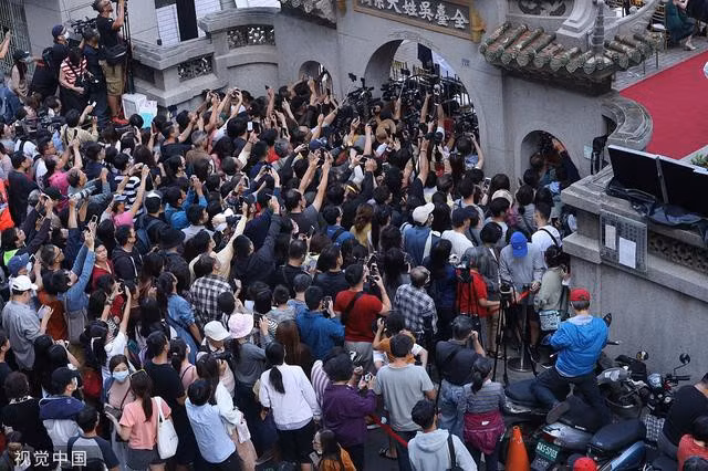 Đám cưới Lâm Chí Linh thu hút đông đảo phóng viên và người hâm mộ tập trung theo dõi bên ngoài bảo tàng Nghệ thuật Đài Nam.
