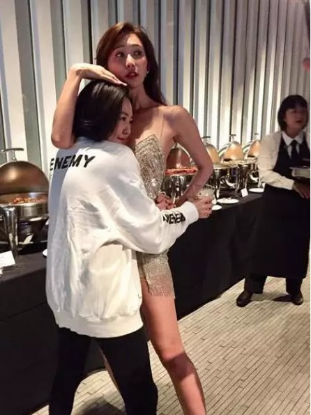 Cô dâu và bạn thân - MC Từ Hy Đệ ôm nhau trò chuyện trong tiệc hậu đám cưới.