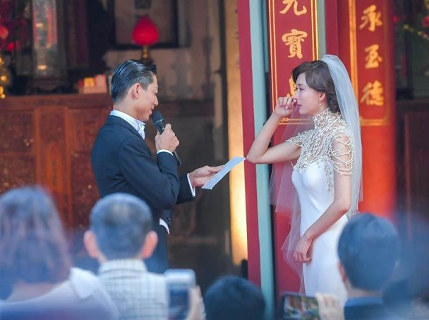 Cô dâu chú rể khóc nghẹn ngào vì xúc động trong lễ cưới.