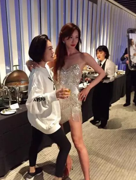 Vợ chồng Lâm Chí Linh cùng những người bạn tổ chức tiệc, nhảy múa và chơi nhiều trò chơi tại khách sạn cho tới rạng sáng.