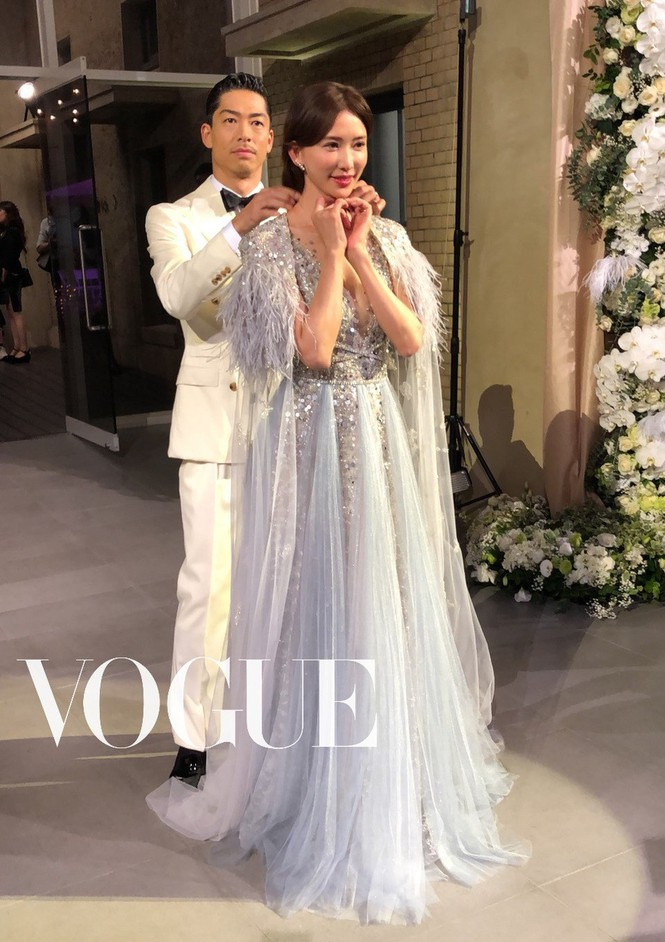 Siêu mẫu 44 tuổi thay nhiều bộ váy lộng lẫy trong ngày vui. Nam ca sĩ Akira ân cần giúp vợ chỉnh sửa trang phục.