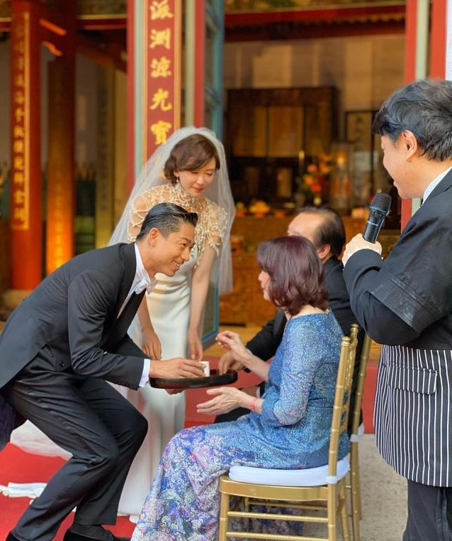 Chú rể mời trà cha mẹ vợ.