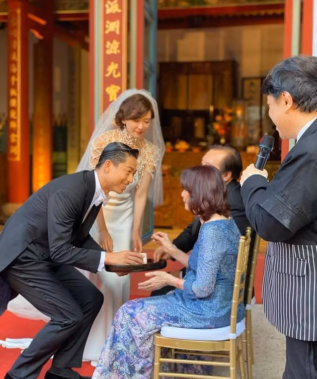 Chú rể mời trà cha mẹ vợ.