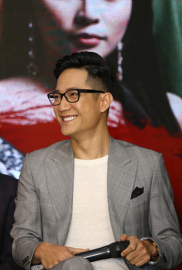 Chi Nhan phu nhan co ban gai moi, khong hoi han khi noi vo cu gia tao