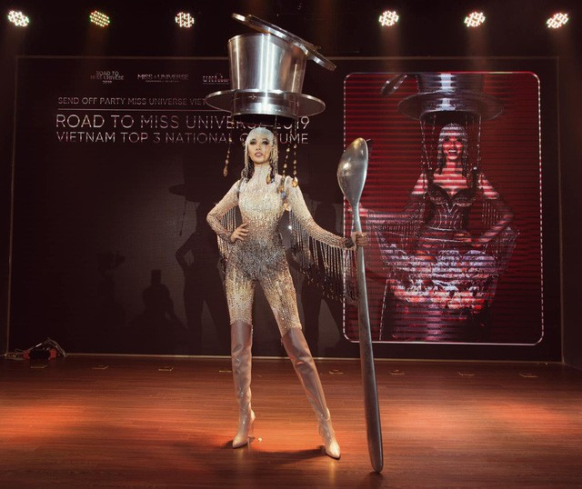 Điểm nhấn của trang phục chính là muỗng và phin cafe khổng lồ.