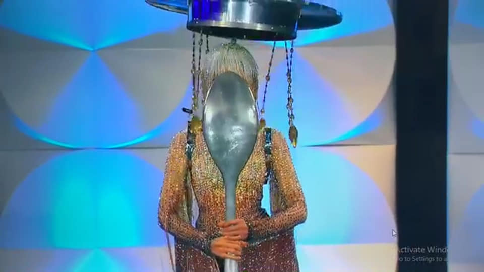 Không để người hâm mộ quê nhà phải thất vọng, Hoàng Thùy có phần trình diễn đầy năng lượng khi khoác trên mình trang phục phá cách với tên gọi "Cafe phin sữa đá".