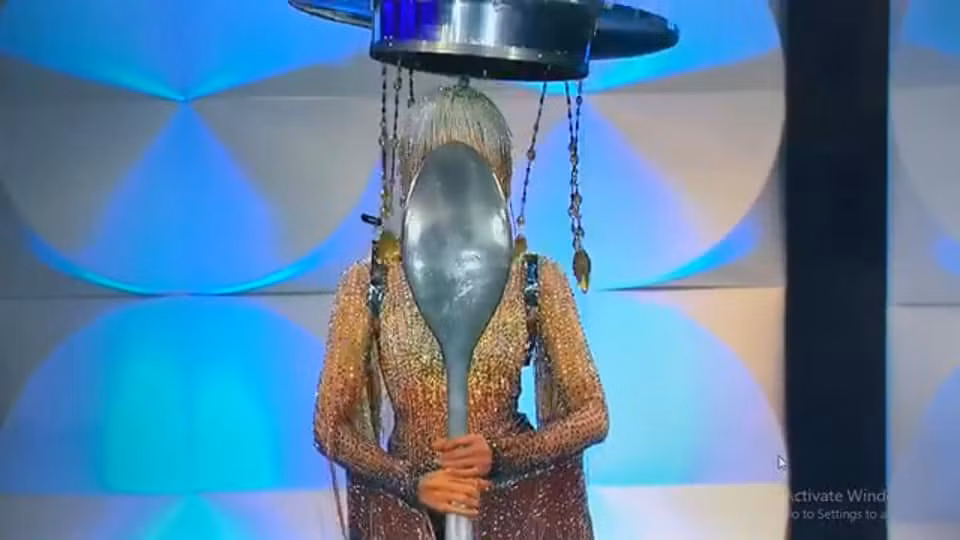 Không để người hâm mộ quê nhà phải thất vọng, Hoàng Thùy có phần trình diễn đầy năng lượng khi khoác trên mình trang phục phá cách với tên gọi "Cafe phin sữa đá".