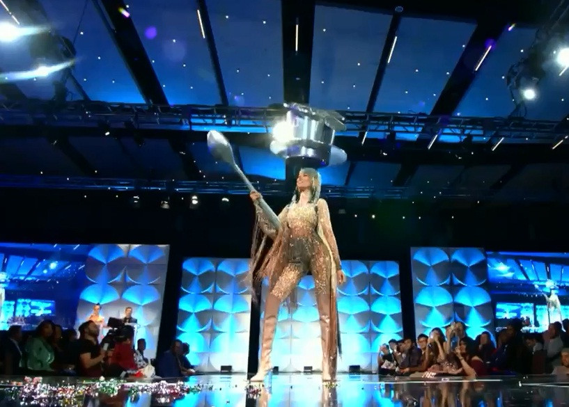 Phần trình diễn của Hoàng Thùy được đánh giá cao ở tinh thần sáng tạo, năng động, hiện đại, và quảng bá nét đẹp văn hóa ẩm thực Việt ra thế giới.