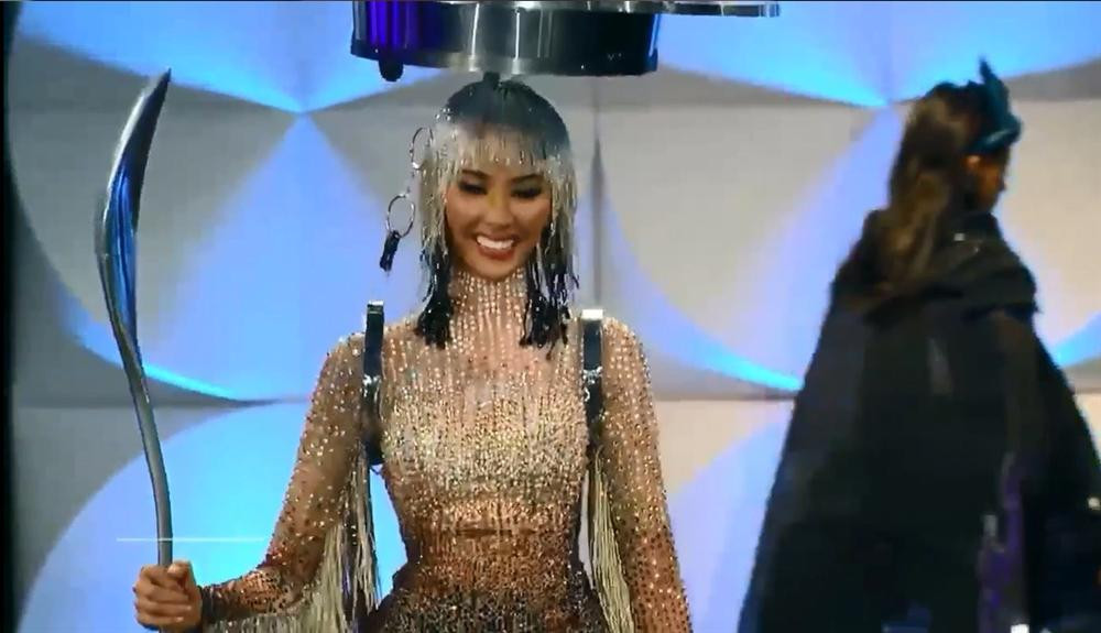 Sáng nay (7/12, giờ Việt Nam), bán kết Hoa hậu Hoàn vũ 2019 và phần thi phụ Trình diễn quốc phục đồng thời diễn ra.