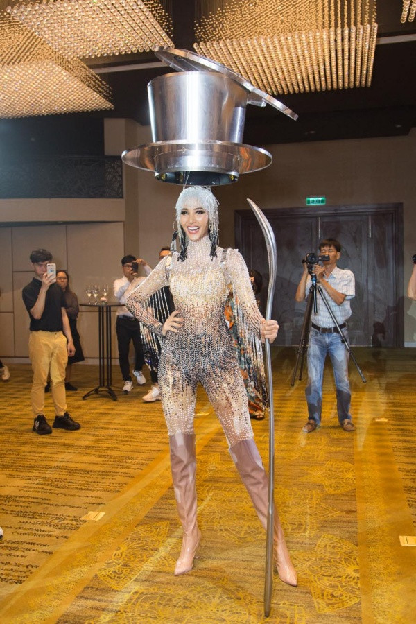 Trước đó, Hoàng Thùy đã từng trình diễn trang phục này tại quê nhà để giới thiệu tới khán giả.