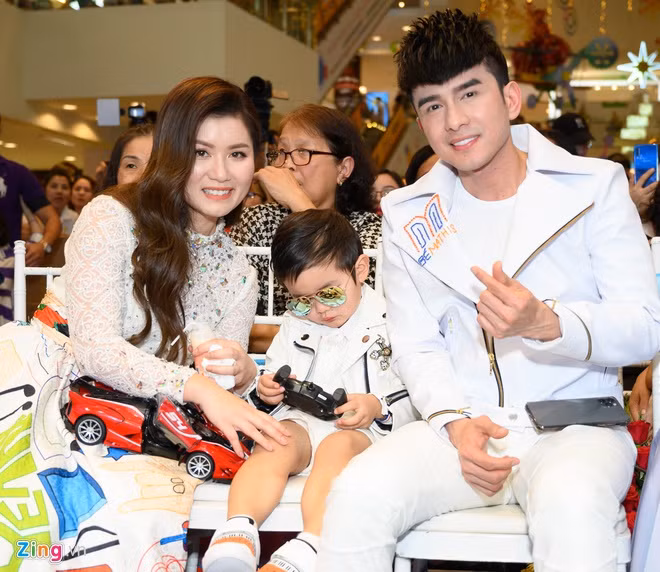 Tối 12/12, vợ chồng Đan Trường tổ chức sự kiện ở Việt Nam. Cả hai mới đưa con trai - bé Mathis Thiên Từ - từ Mỹ về nước 2 ngày trước. Lần đầu xuất hiện trước khán giả, truyền thông, Thiên Từ nhận được sự quan tâm, chú ý của mọi người. Ban đầu, cậu bé tỏ ra e dè, lạ lẫm. Nhưng sau đó, con trai Đan Trường dạn dĩ hơn.