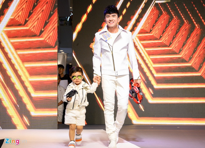 Trong chương trình, Đan Trường và con trai khiến mọi người bất ngờ khi có màn catwalk trên sân khấu.