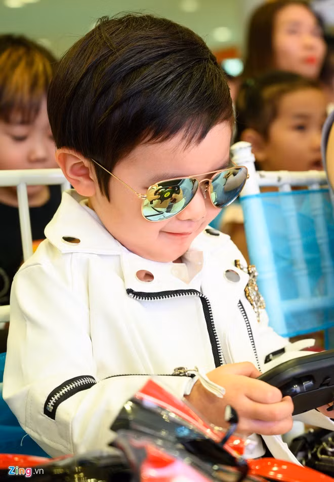 Cậu bé 2 tuổi sở hữu nét đẹp từ cả ba và mẹ với khuôn miệng xinh, cằm chẻ và sống mũi cao.