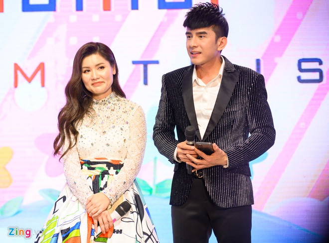 Bà xã Đan Trường kinh doanh bất động sản ở Mỹ. Vừa qua, cô chia sẻ hình ảnh biệt thự sang trọng, lộng lẫy và dàn siêu xe trị giá hàng triệu USD. Nam ca sĩ từng tâm sự nhờ có vợ đảm đang, giỏi quán xuyến nên anh chỉ tập trung cho ca hát. Không còn ở thời kỳ đỉnh cao của tên tuổi, Đan Trường hiện vẫn đắt show với lịch biểu diễn dày đặc trong và ngoài nước.