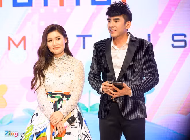 Bà xã Đan Trường kinh doanh bất động sản ở Mỹ. Vừa qua, cô chia sẻ hình ảnh biệt thự sang trọng, lộng lẫy và dàn siêu xe trị giá hàng triệu USD. Nam ca sĩ từng tâm sự nhờ có vợ đảm đang, giỏi quán xuyến nên anh chỉ tập trung cho ca hát. Không còn ở thời kỳ đỉnh cao của tên tuổi, Đan Trường hiện vẫn đắt show với lịch biểu diễn dày đặc trong và ngoài nước.