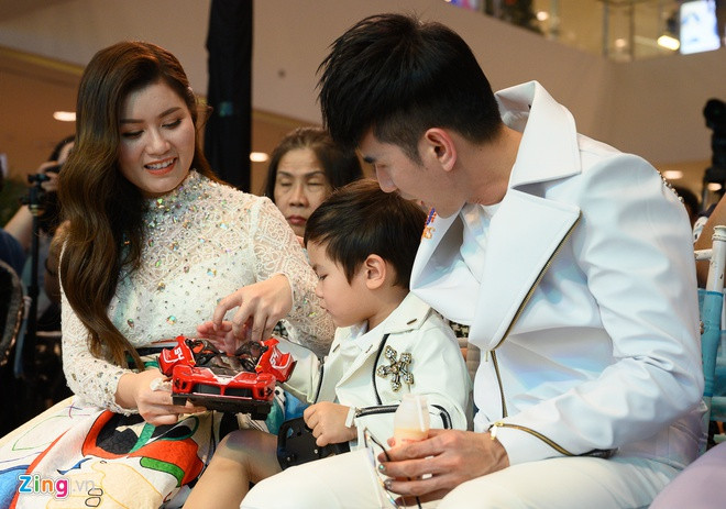 Cũng như hình ảnh "rich kid" sang chảnh thường thấy trên mạng xã hội, Thiên Từ trong lần xuất hiện lần này cũng được mẹ cho ăn mặc sành điệu, đeo kính mát. Cậu bé được mẹ thay 2 bộ trang phục trong chương trình.