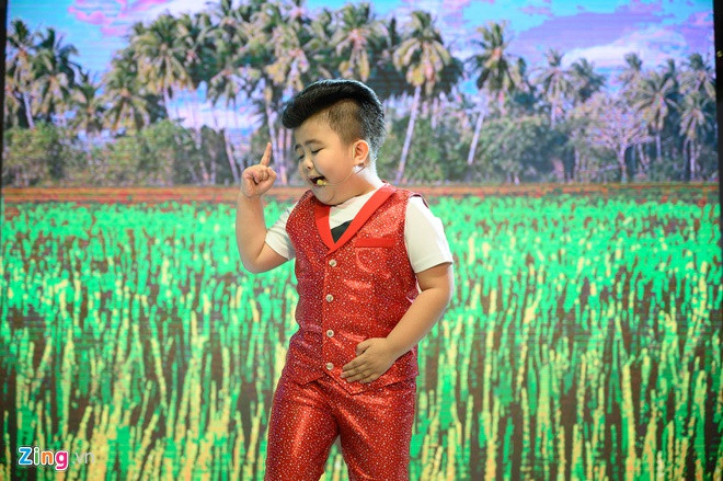 Trong chương trình, bé Tin Tin nhảy và hát sôi động hai ca khúc Anh ba ngố miền Tây và Cà phê Sài Gòn. Sau khi gây chú ý tại chương trình Thách thức danh hài, Người hùng tí hon mùa 2 với khả năng ca hát và diễn xuất duyên dáng, Tin Tin ít tham gia game show. Cậu bé tập trung cho việc học và thỉnh thoảng đi biểu diễn.