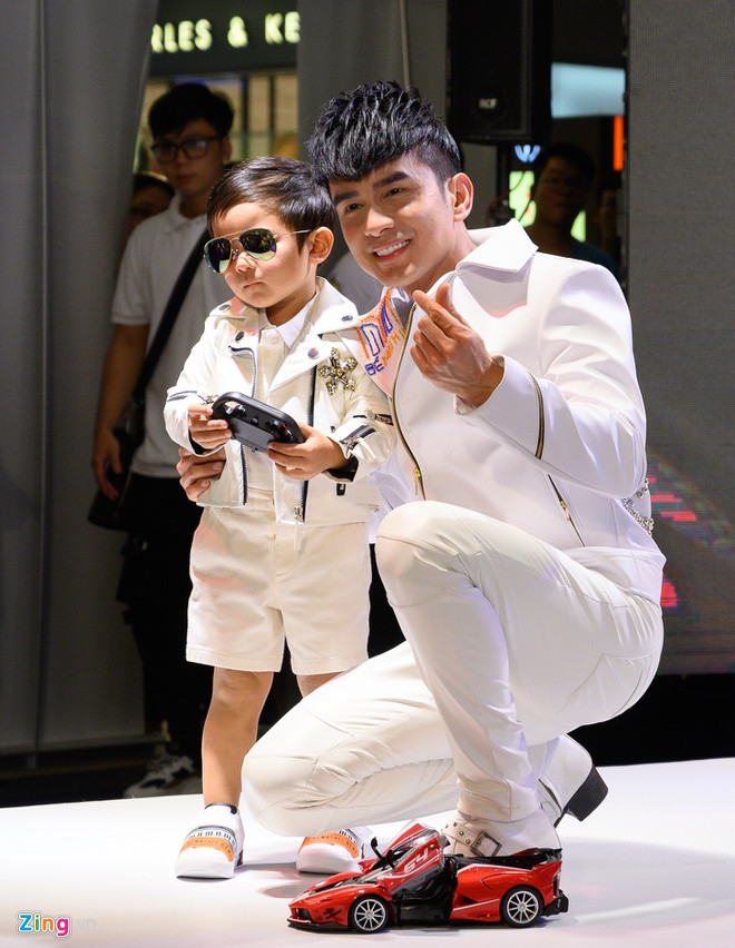 "Cả ba mẹ đều muốn con diễn khuôn mặt tươi tắn nhưng mỗi lần diễn, biểu cảm của Thiên Từ khá lạnh lùng", chị Thủy Tiên nói.