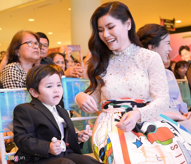 Có cha là ca sĩ hàng đầu Việt Nam, mẹ là doanh nhân thành đạt, Thiên Từ được ví như cậu ấm, sinh ra trong bọc điều. Ở Mỹ, cậu bé thường mặc đồ hiệu, sống trong biệt thự, được cha mẹ đưa đón bằng siêu xe.